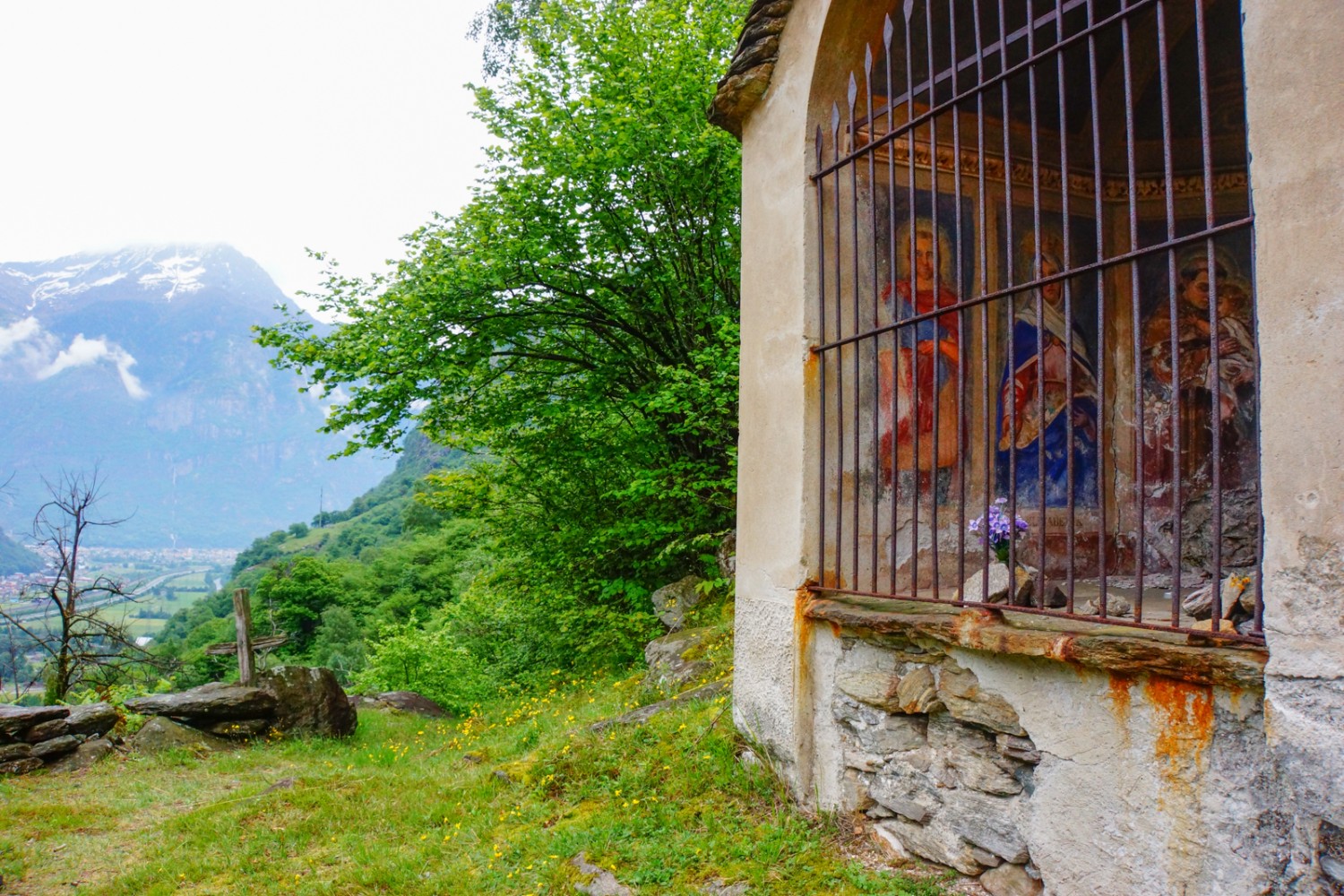 L’itinéraire passe devant ce calvaire.