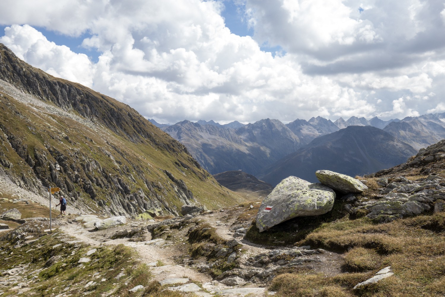 Auf der Fellilücke ändert die Landschaft und bietet weite Blicke ins Gotthard- und Oberalpgebiet. Bild: Daniel Fleuti