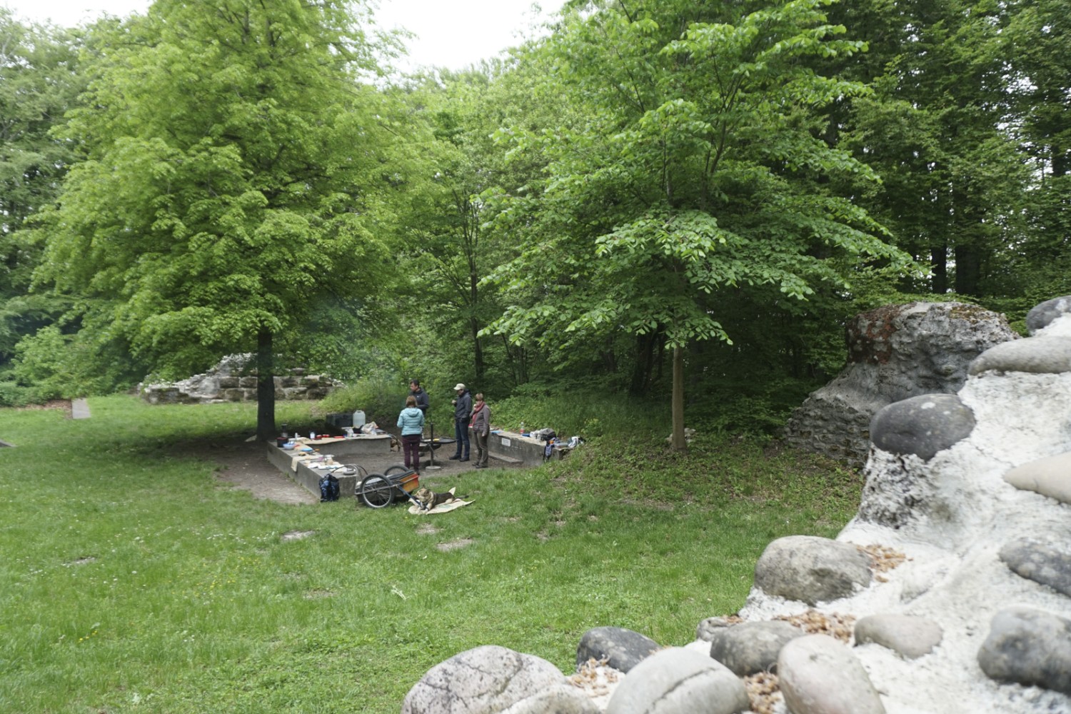 L’area barbecue nei pressi dei ruderi del castello di Grünenberg invita a fare una sosta. Foto: Yolanda Loosli