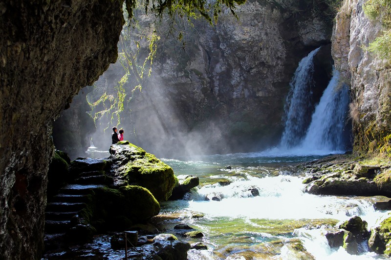 La spectaculaire cascade de la Tine de Conflens. Photo: Andreas Sommer