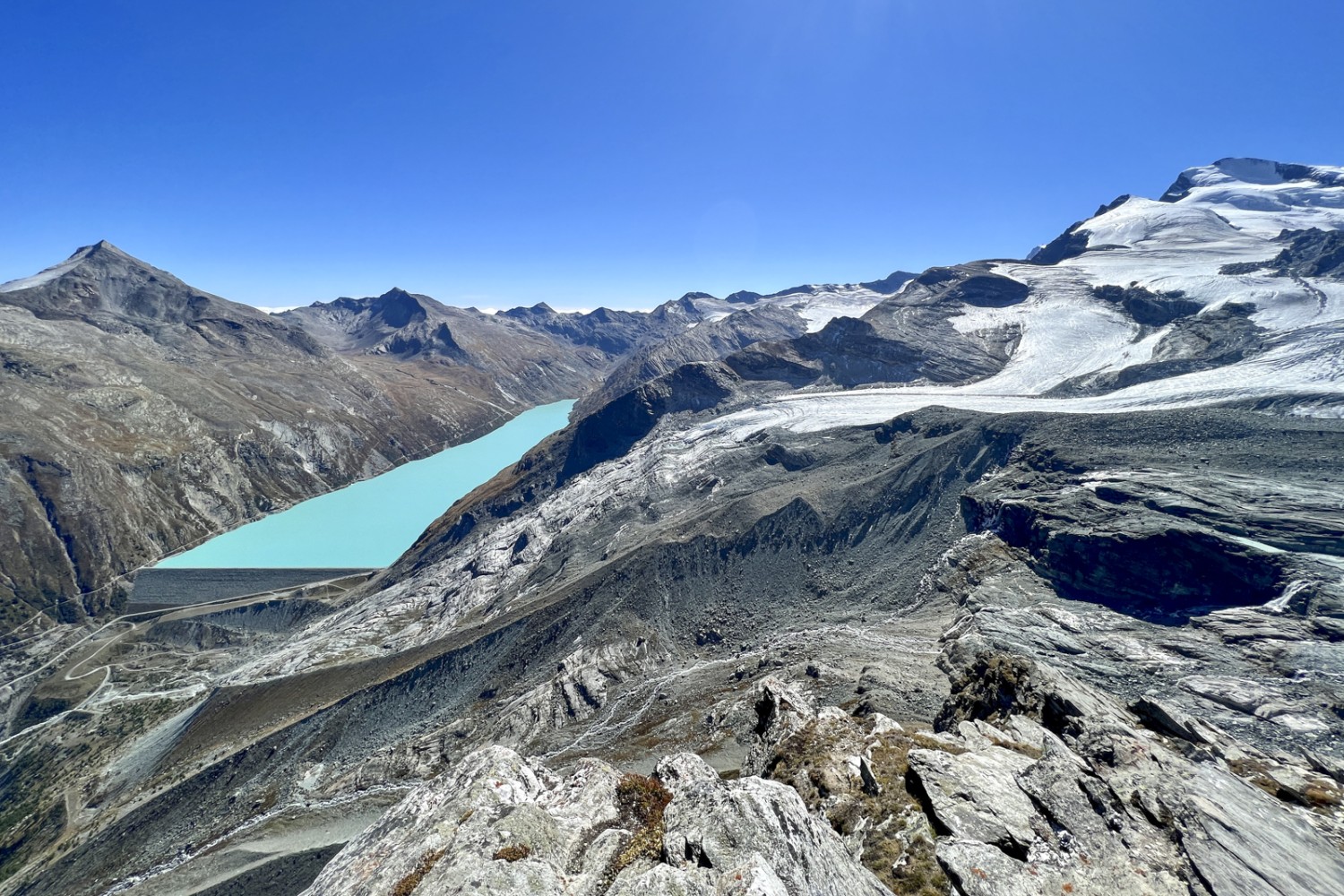 Vue sur le lac de Mattmark depuis le sommet du Petit Allalin. Photo: Pascal Bourquin