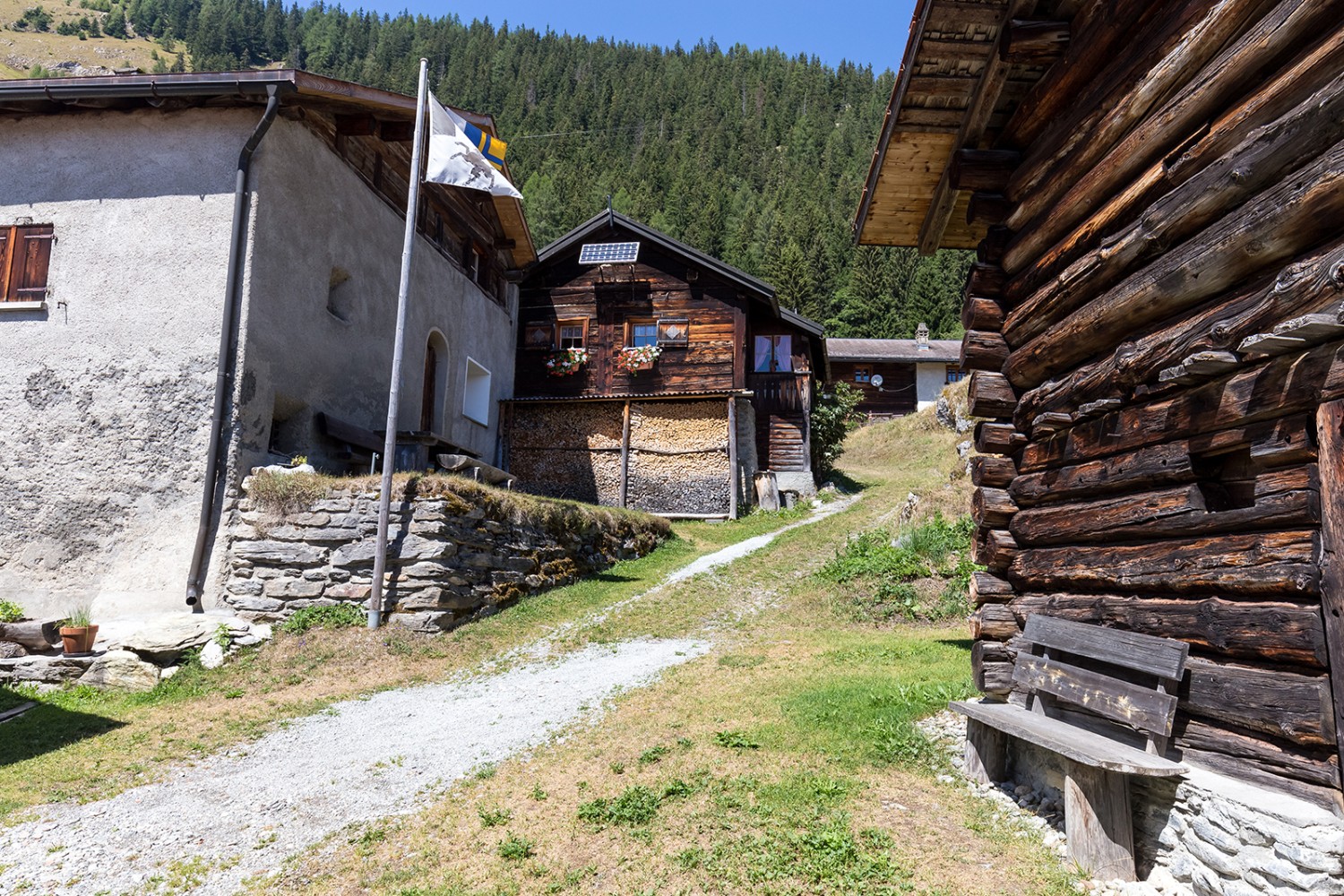 Enfin au soleil! Batänja est un ancien site Walser du XVe siècle. Photos: Daniel Fleuti