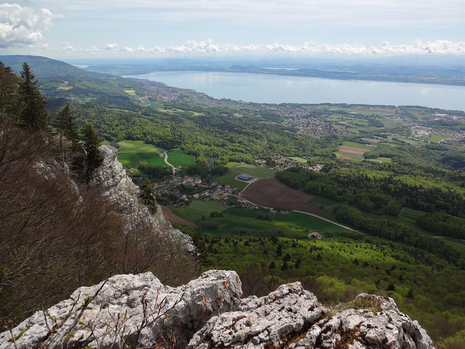 Les rochers de Tablettes offrent une magnifique vue sur le lac de Neuchâtel. Photos: M. Halaba