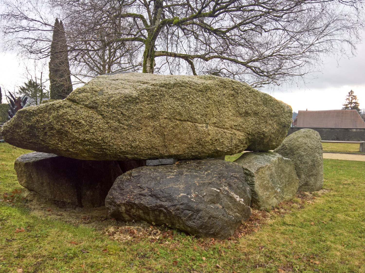 Le dolmen d’Oberbipp, un impressionnant mégalithe situé à côté de l’église. Photo: Andreas Staeger