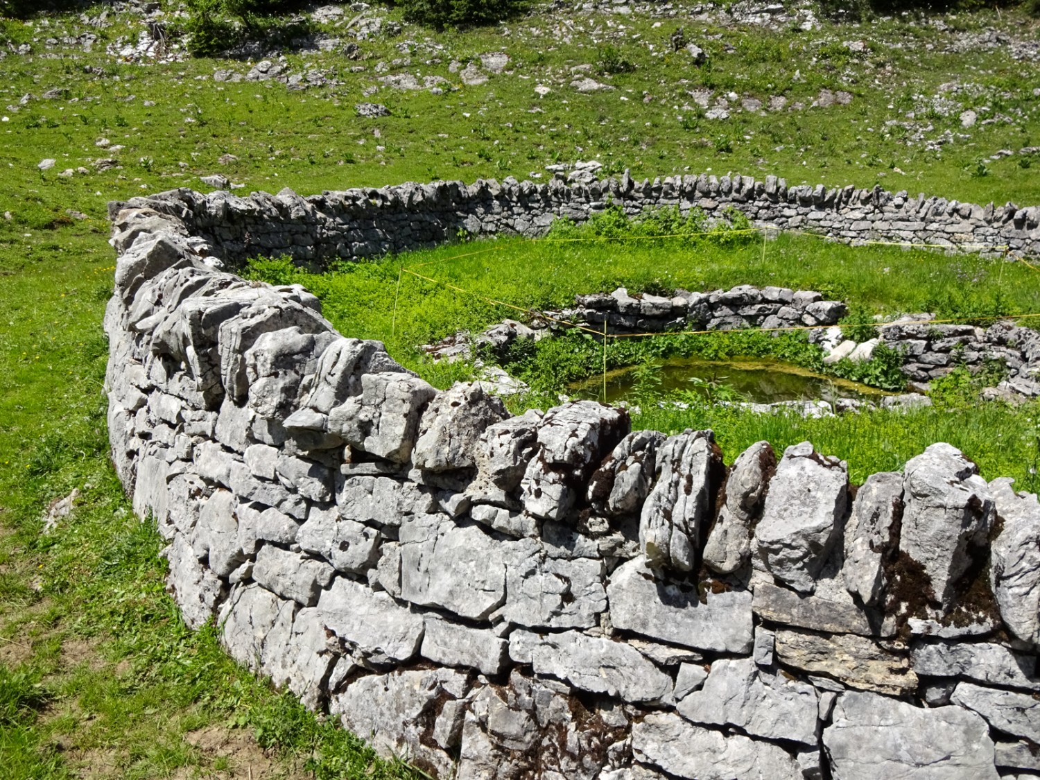 Peu avant Le Croue, un magnifique mur circulaire protège un puits. Photo: Miroslaw Halaba