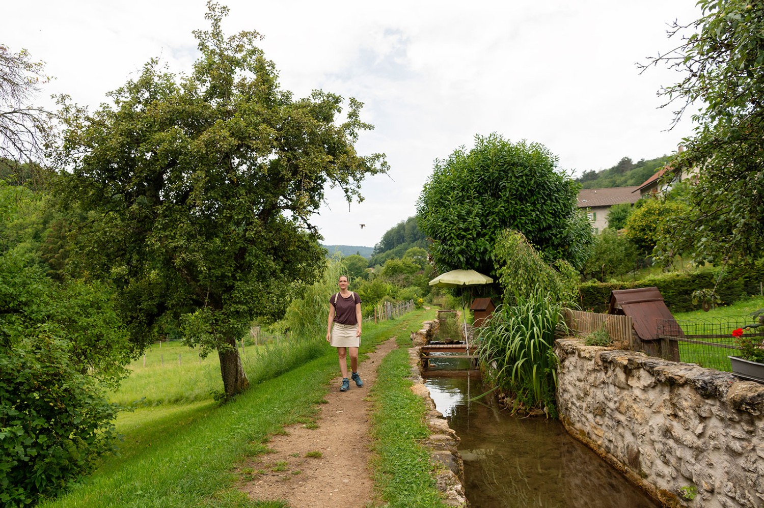 Kleine Brücken zu Privatgärten auf dem Weg zur Cascade du Dard. Bild: Raja Läubli