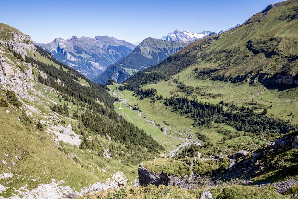 Belle et abrupte descente dans la vallée. Photo: Daniel Fleuti