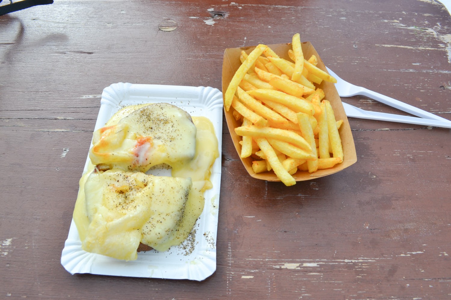 L’odeur de pommes frites et de croûtes au fromage accompagne les randonneurs déjà bien avant Bidmi.
