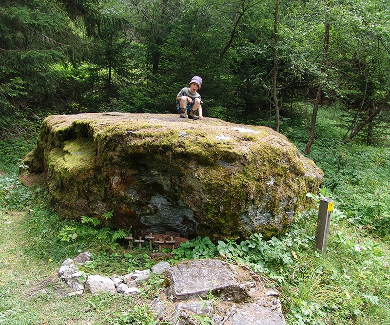 La Pierre des Enfants, sa mousse et son cimetière miniature.
Photo: Stéphane Cuennet