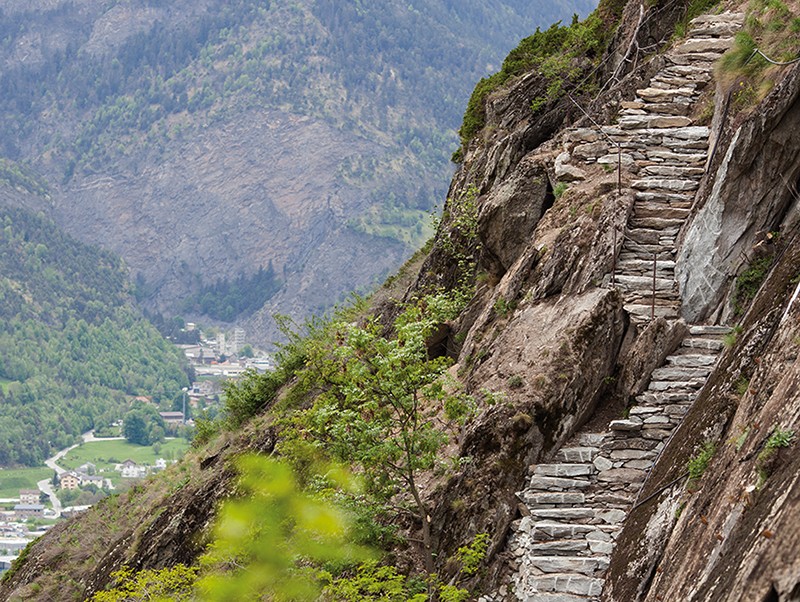 Un escalier en pierre spectaculaire de 825 marches mène à Naters. Photos: Matthias Pfammatter