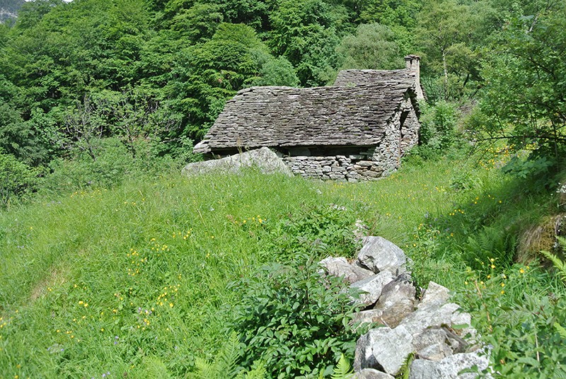 Maisons en pierre le long de l’ancien sentier muletier avant le hameau de Hof. Photos: Klaus von Muralt
