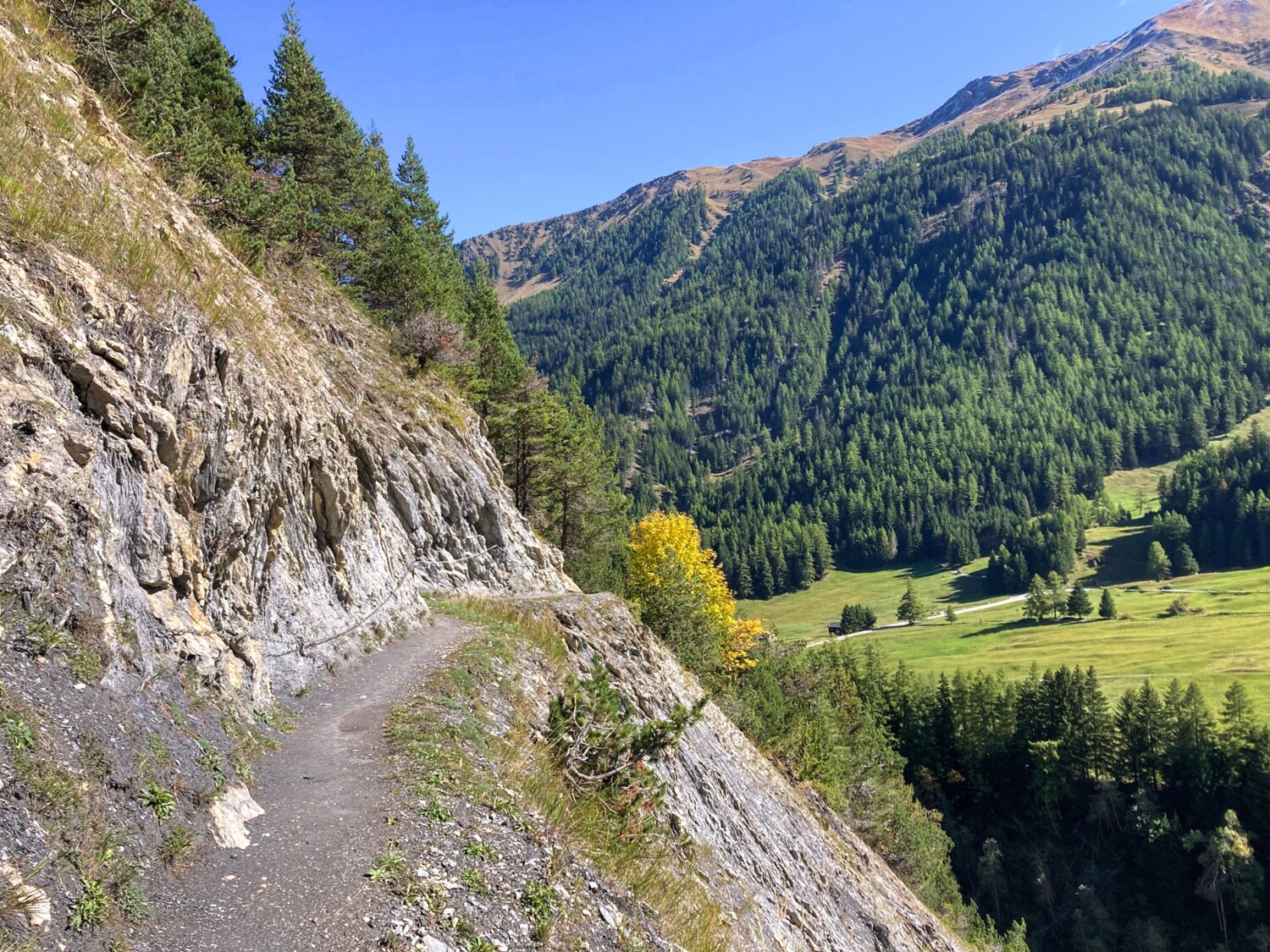 Un petit passage est sécurisé par des câbles d’acier.