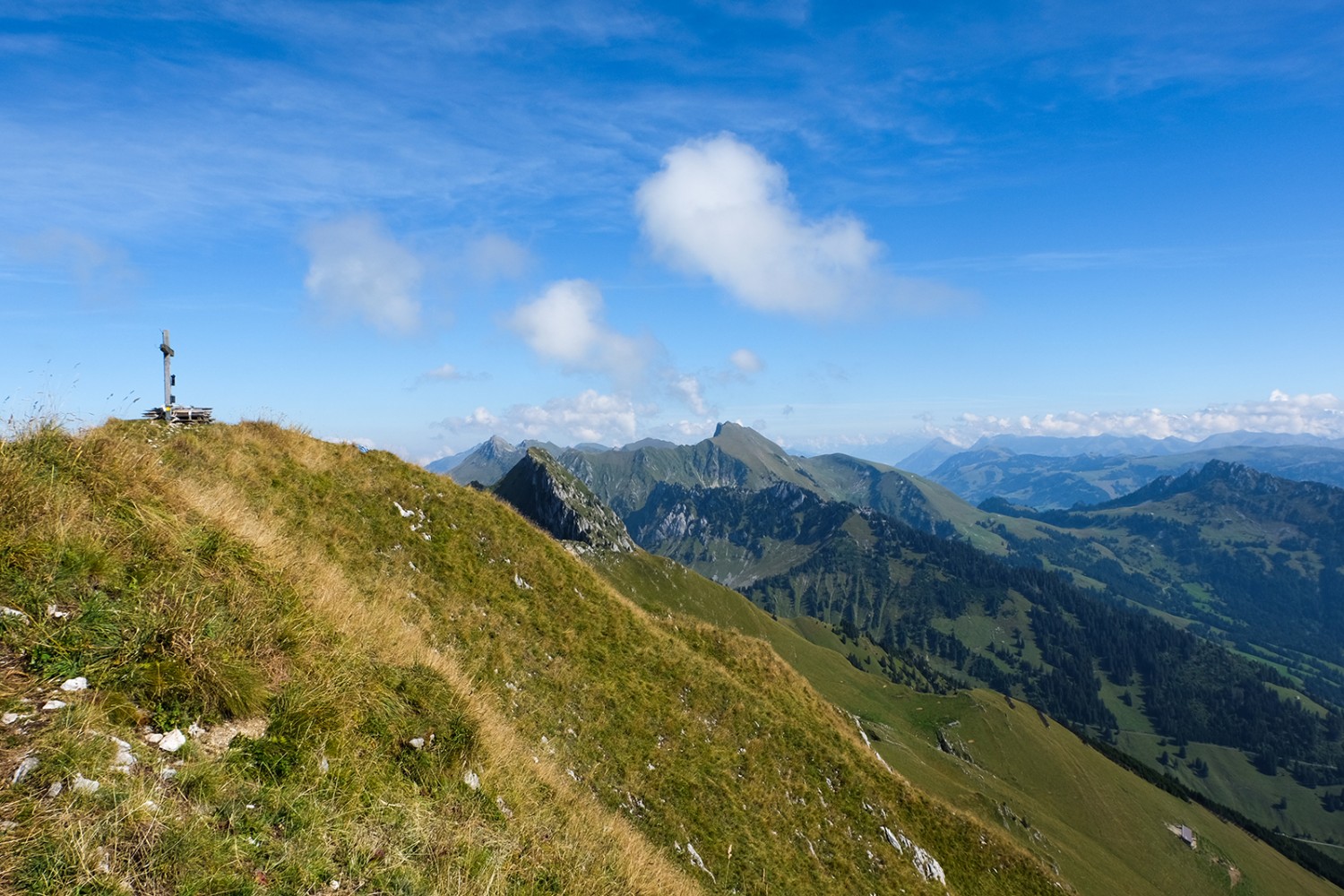 Gipfelkreuz auf dem Schopfenspitz. In der Gamelle befindet sich eine Rolle mit dem Panorama der Berge.