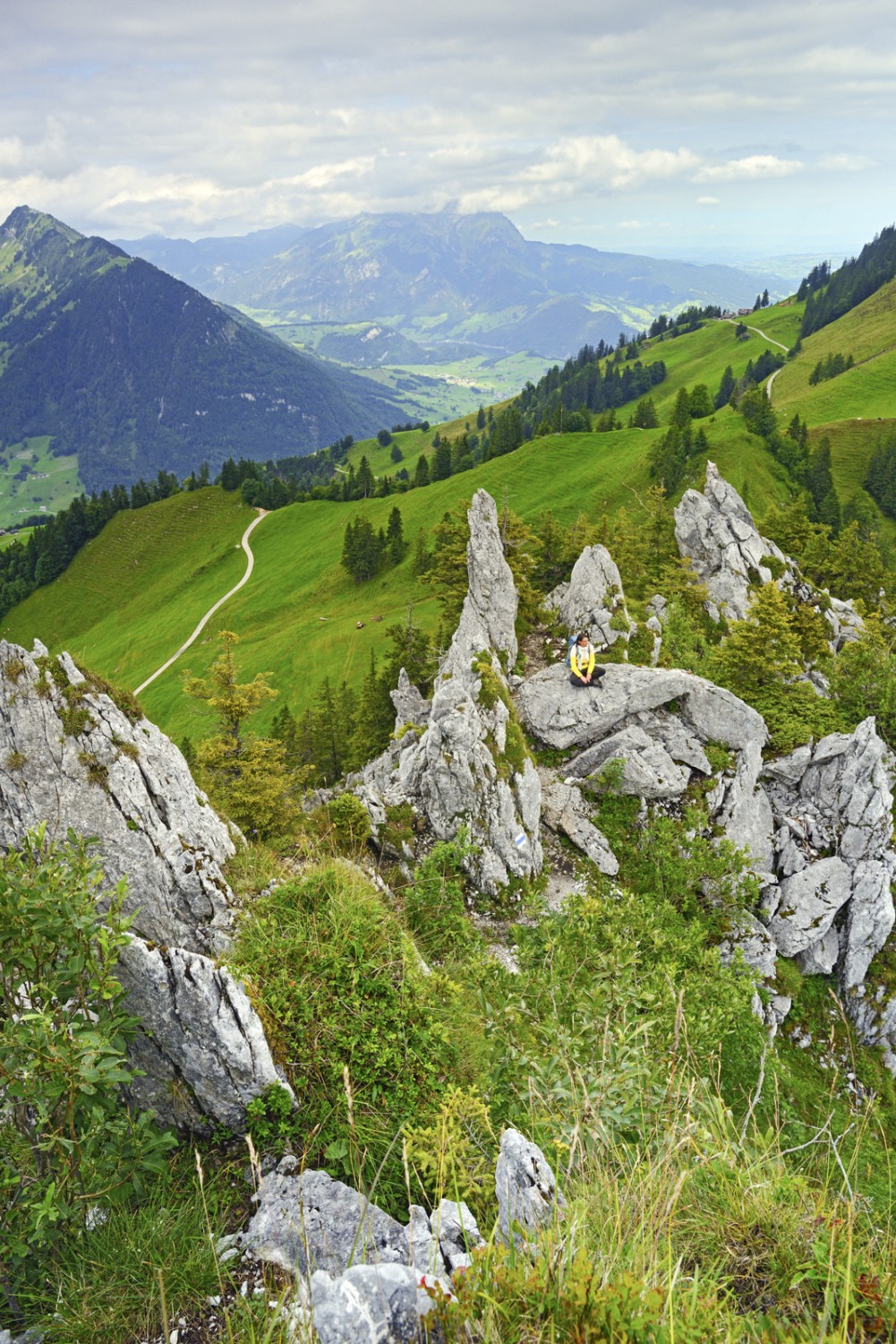 Über die Rätzelen. Im Aufstieg zur Musenalp sind ab und zu die Hände gefragt. 