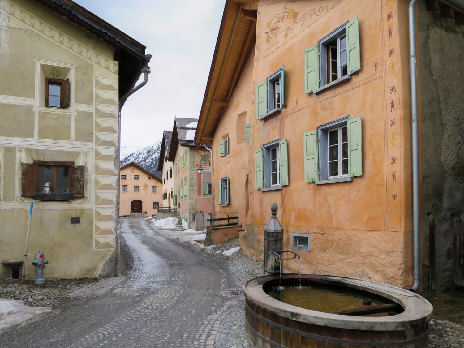 Une fontaine à Guarda, le village de «Schellenursli». Photo: Andreas Staeger
