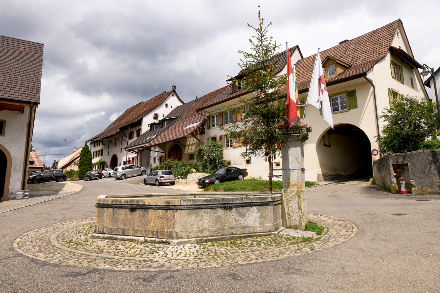 Le sapin de mai de la fontaine du village de Wenslingen est orné de rubans.