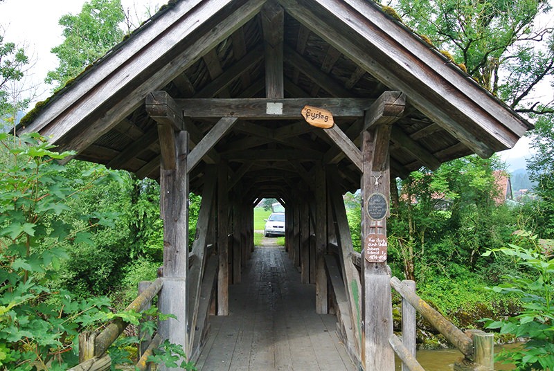 De nombreux ponts parsèment le chemin qui longe les deux Emme. Photo: Sabina Brack