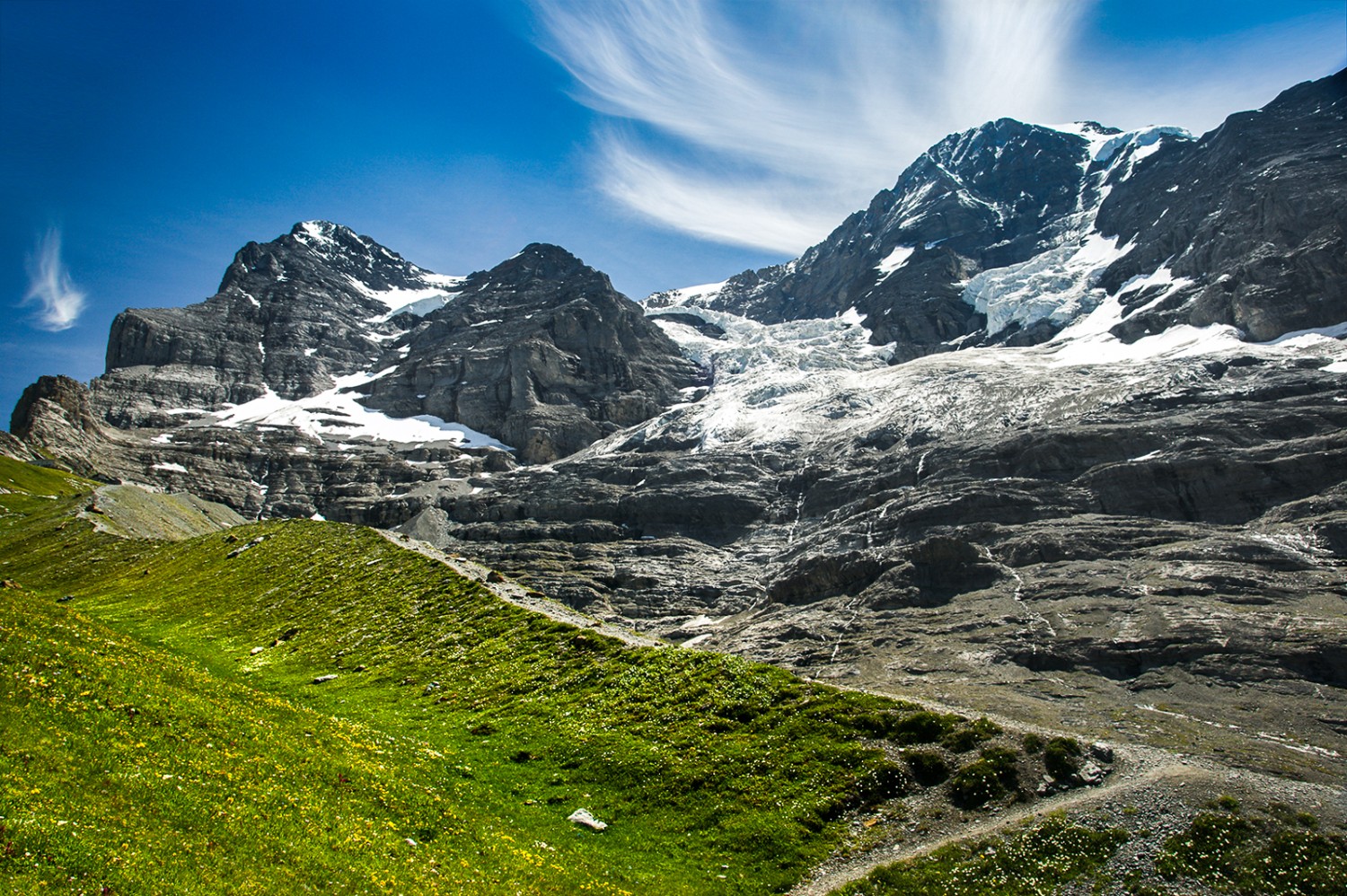 Le chemin entre Haaregg et le glacier de l’Eiger passe sur l’imposante moraine. En arrière-plan, le décor spectaculaire de l’Eiger et du Mönch. Photo: Evelyne Zaugg