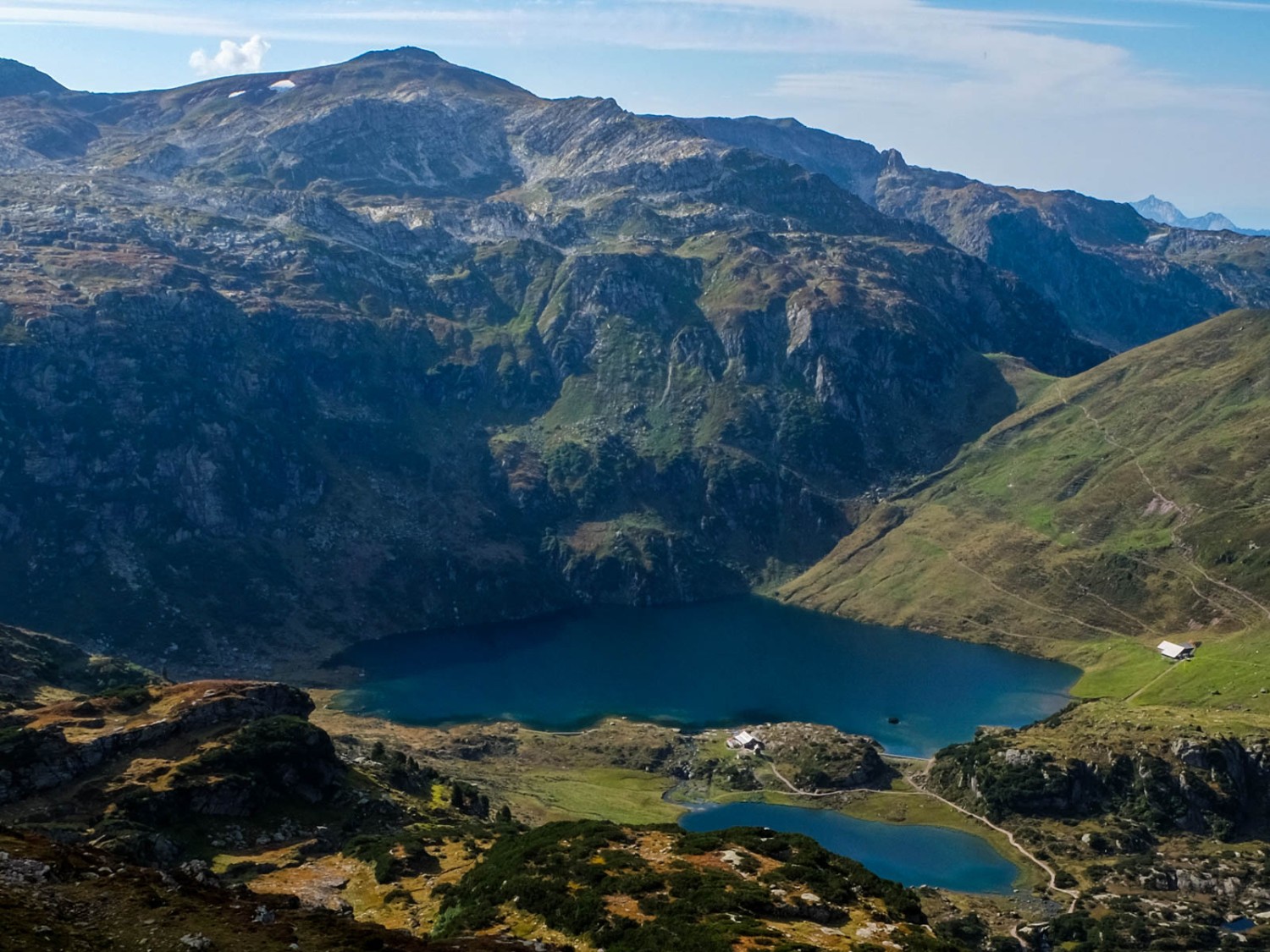 Les lacs supérieurs de Murg: le petit, le grand et la cabane de Murgseehütte au milieu. Photo: Elsbeth Flüeler
