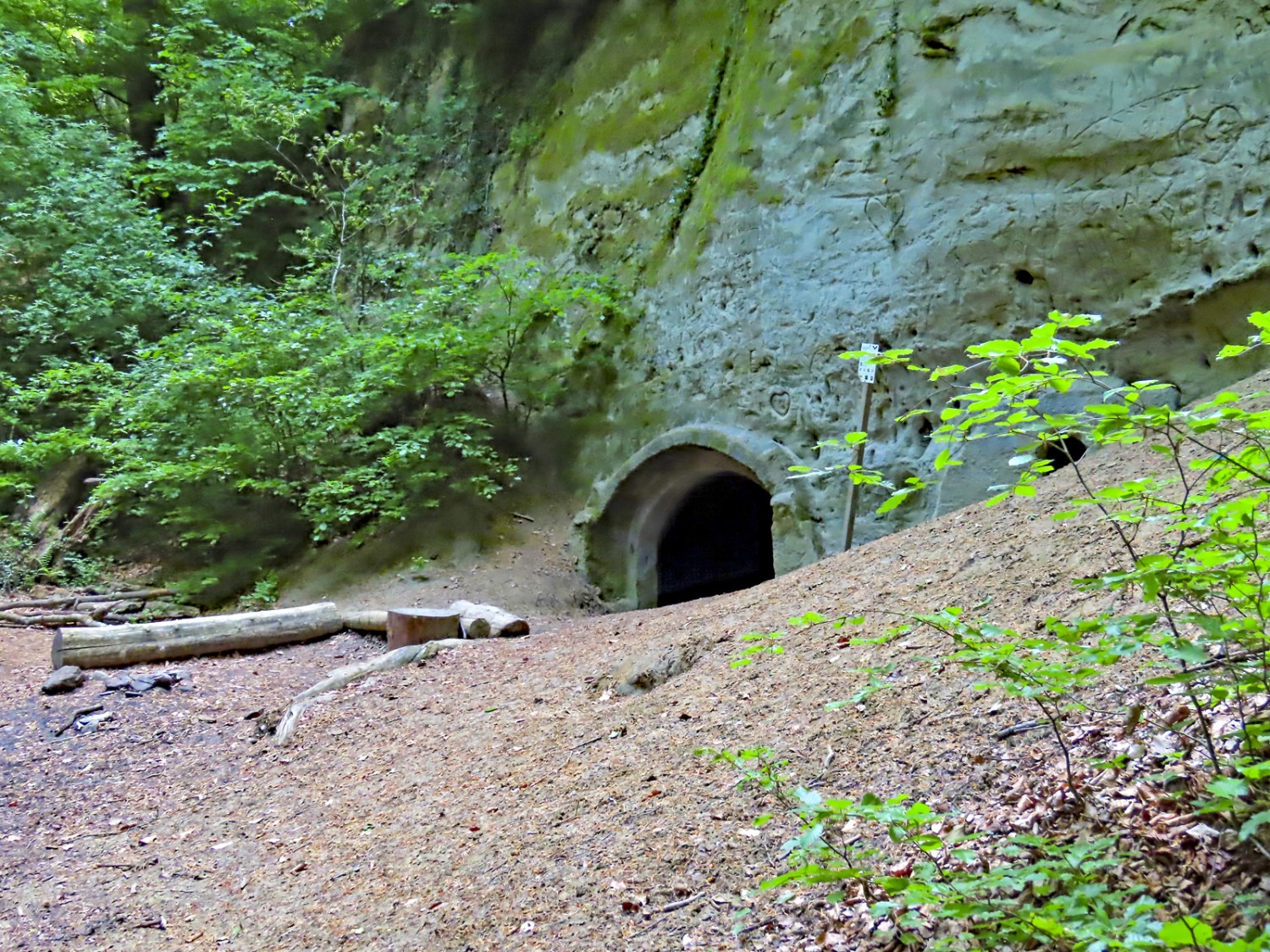 Autrefois, la «grotte des 5 minutes» servait à entreposer la bière et la glace. Photo: Heinz Trachsel