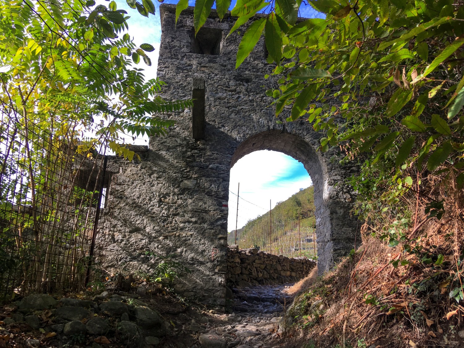 L’arche de la porte, au-dessus de Sementina, marque le début de la randonnée. Photo: Claudia Peter