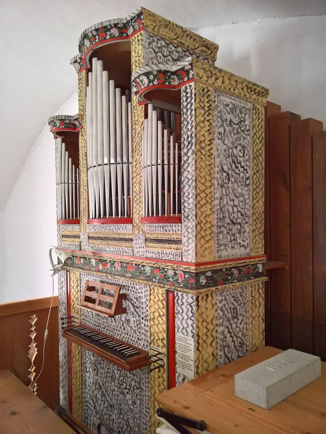 L’orgue de l’église de Mathon, orné de peintures paysannes.