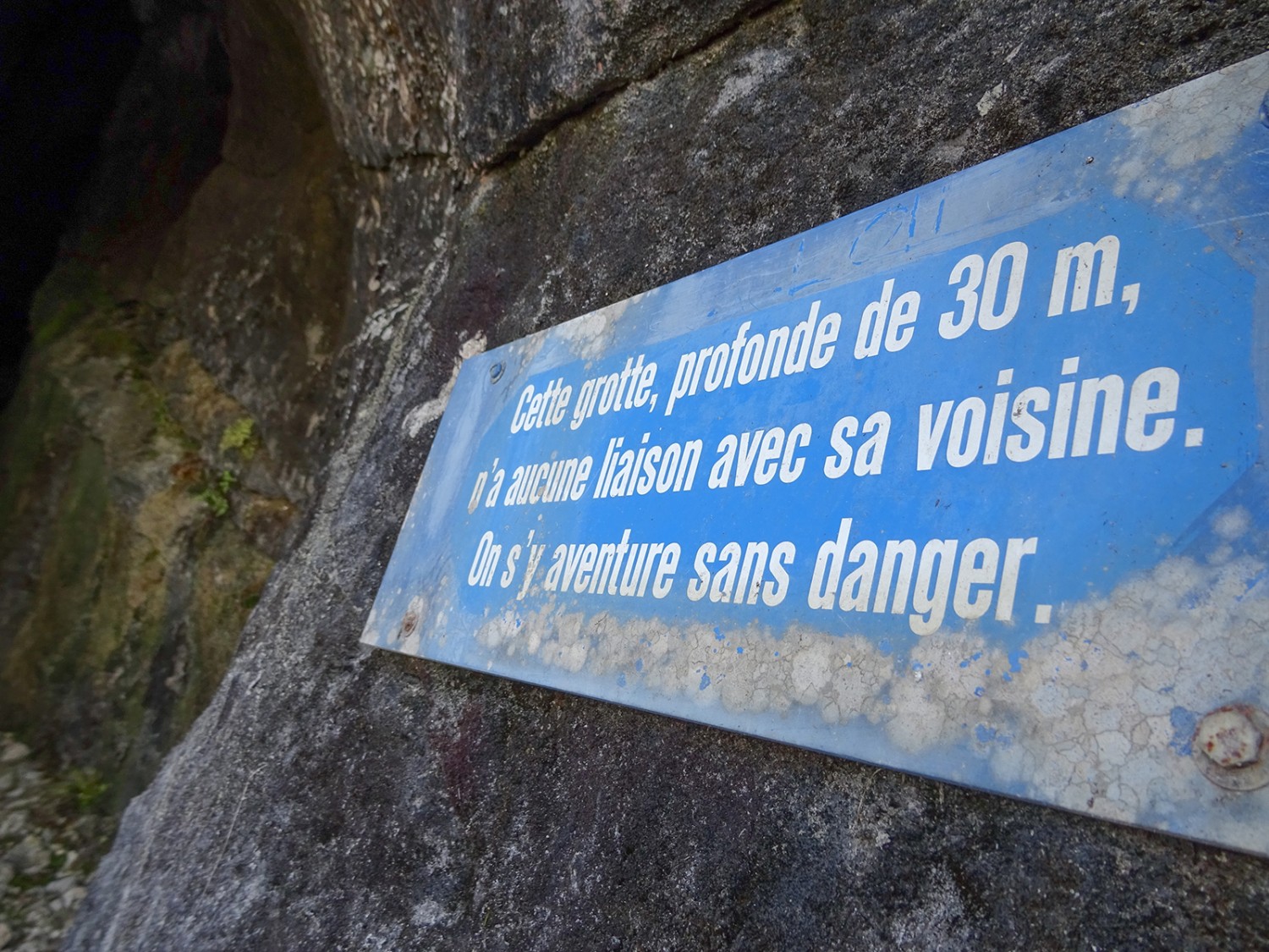 Une lampe de poche est conseillée pour entrer dans les «Grottes de Neige».