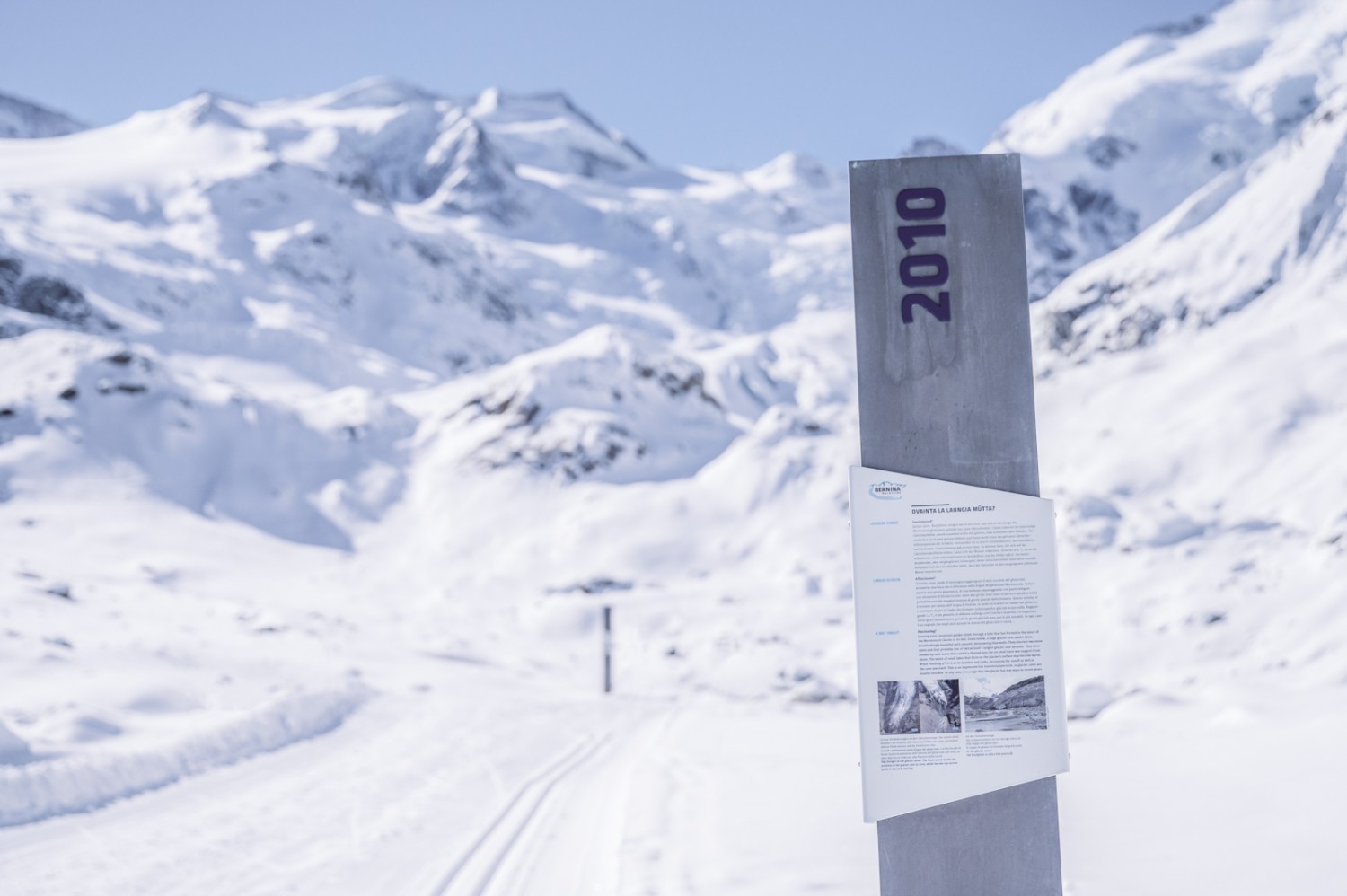 Ces panneaux sont présents tout au long de la randonnée. Ils montrent jusqu’où avançait la langue glacière aux années indiquées. Photo: Jon Guler