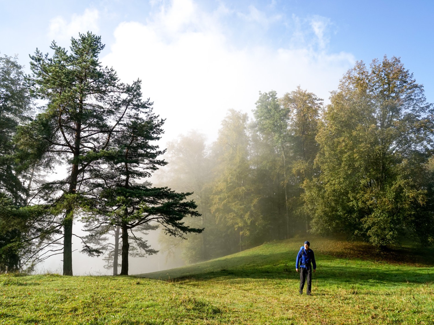 En marche vers la lumière dans la montée au Mont Raimeux.