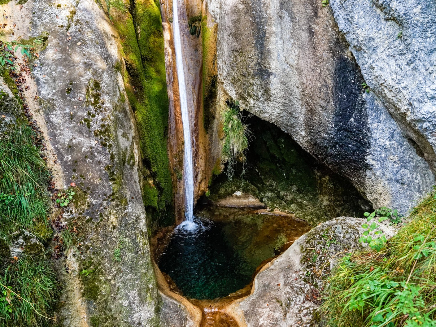 La petite cascade dans les gorges du Gore Virat.