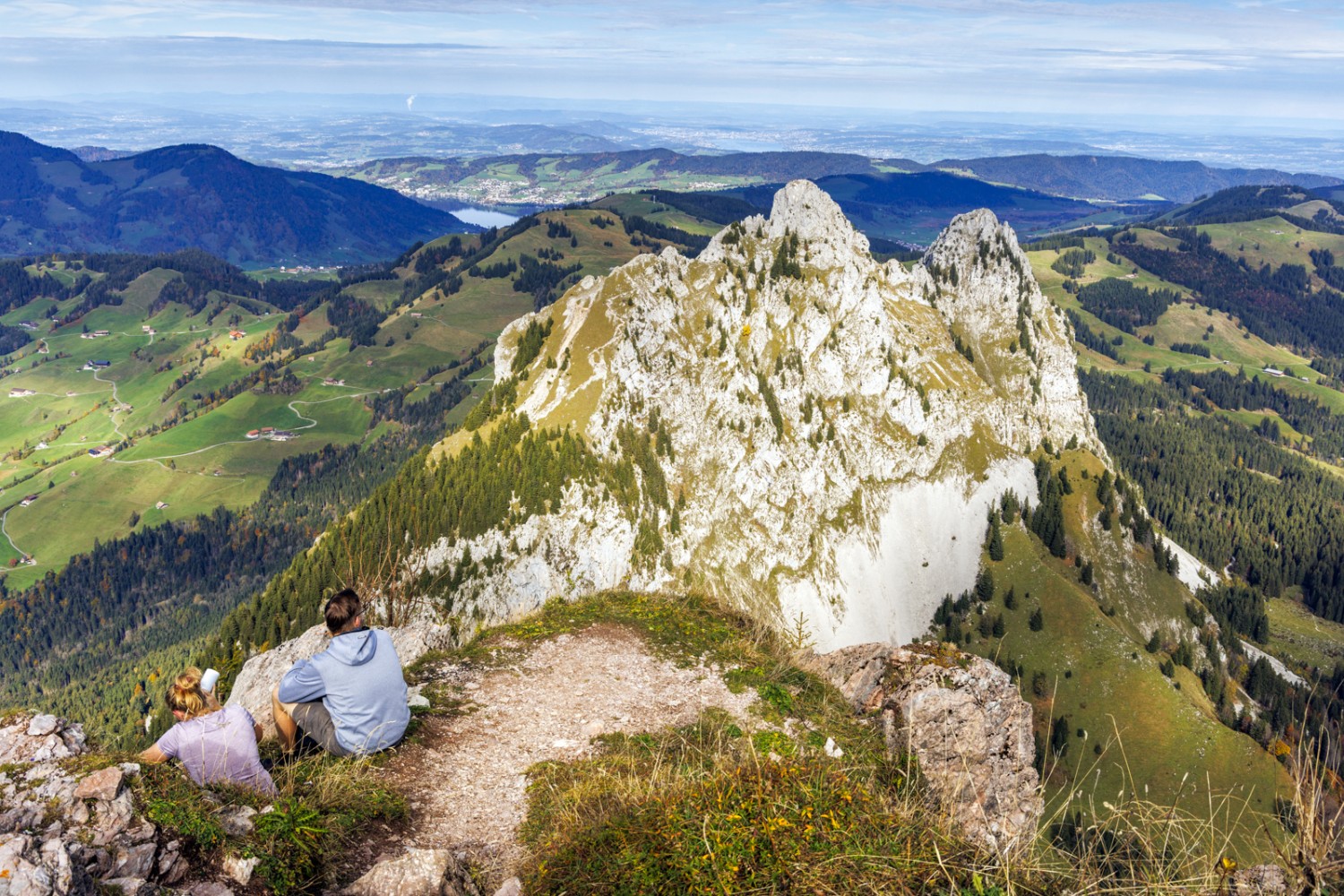 Un arrêt pour profiter de la vue sur le Petit Mythen et, à l’arrière, le lac d’Ägeri. Photo: Severin Nowacki