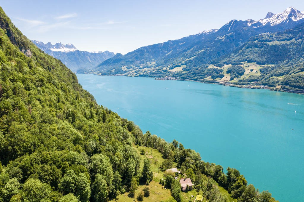 Le lac de Walenstadt s’étend aux pieds du randonneur tel un tapis turquoise. Photo: Jon Guler
