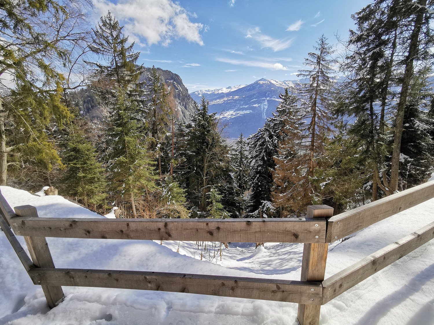 Le chemin Bellevue porte bien son nom: on y voit jusque dans la vallée du Rhône.