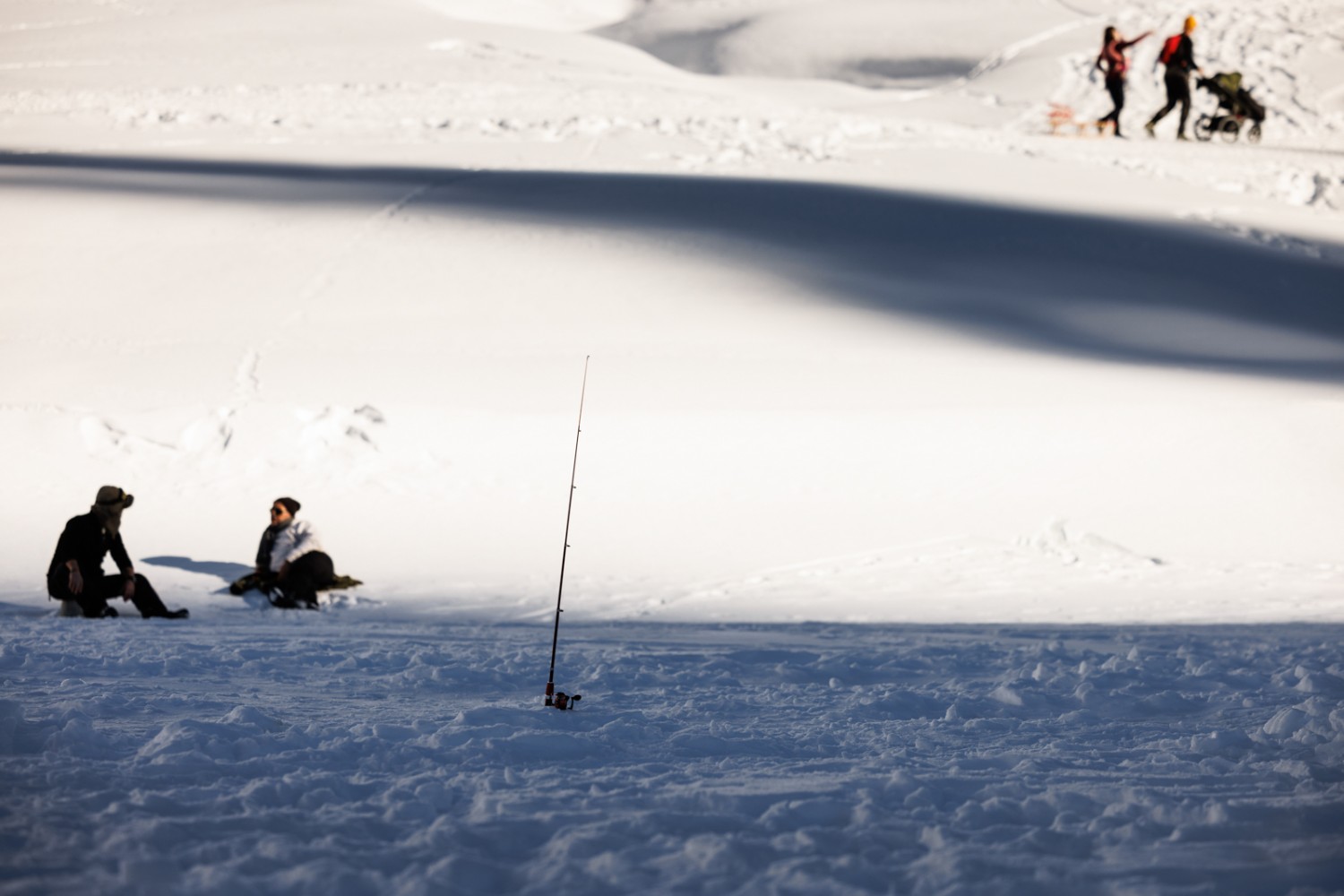 Puis attendre. Les pêcheurs sur glace apprécient un rayon de soleil. Photo: Severin Nowacki