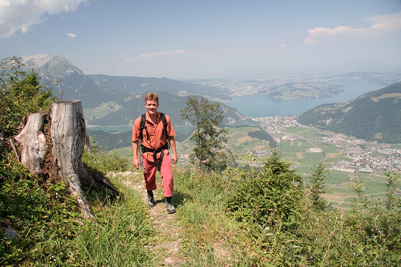 Le lac des Quatre-Cantons se dévoile un peu plus à chaque mètre arcouru.   Photo: Markus Ruff