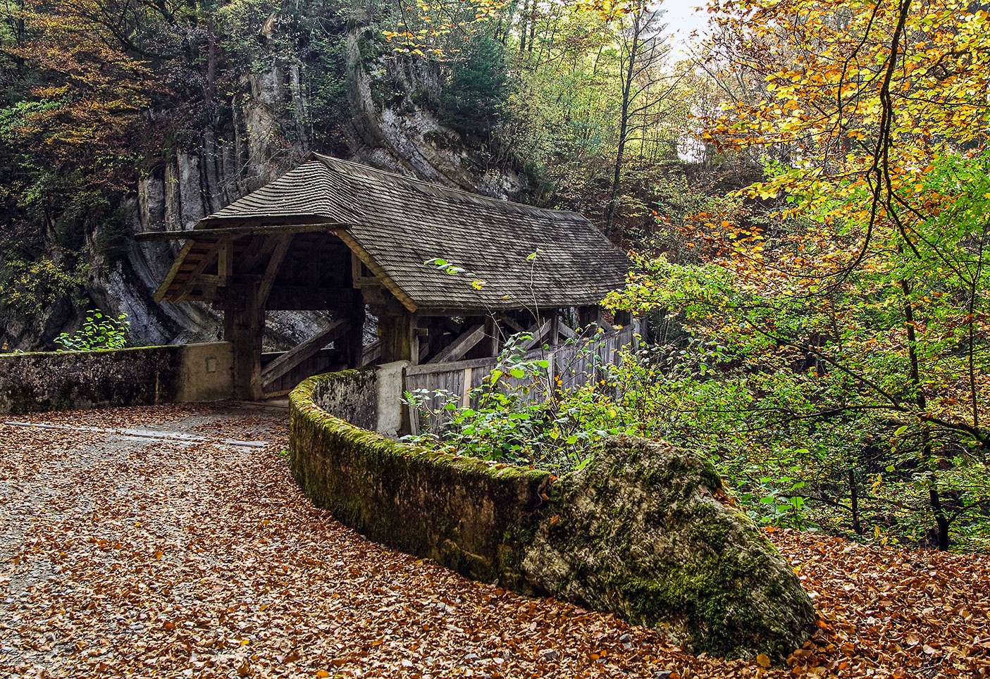 Le pont couvert entre Montbovon et Lessoc, un régal pour les yeux en automne.