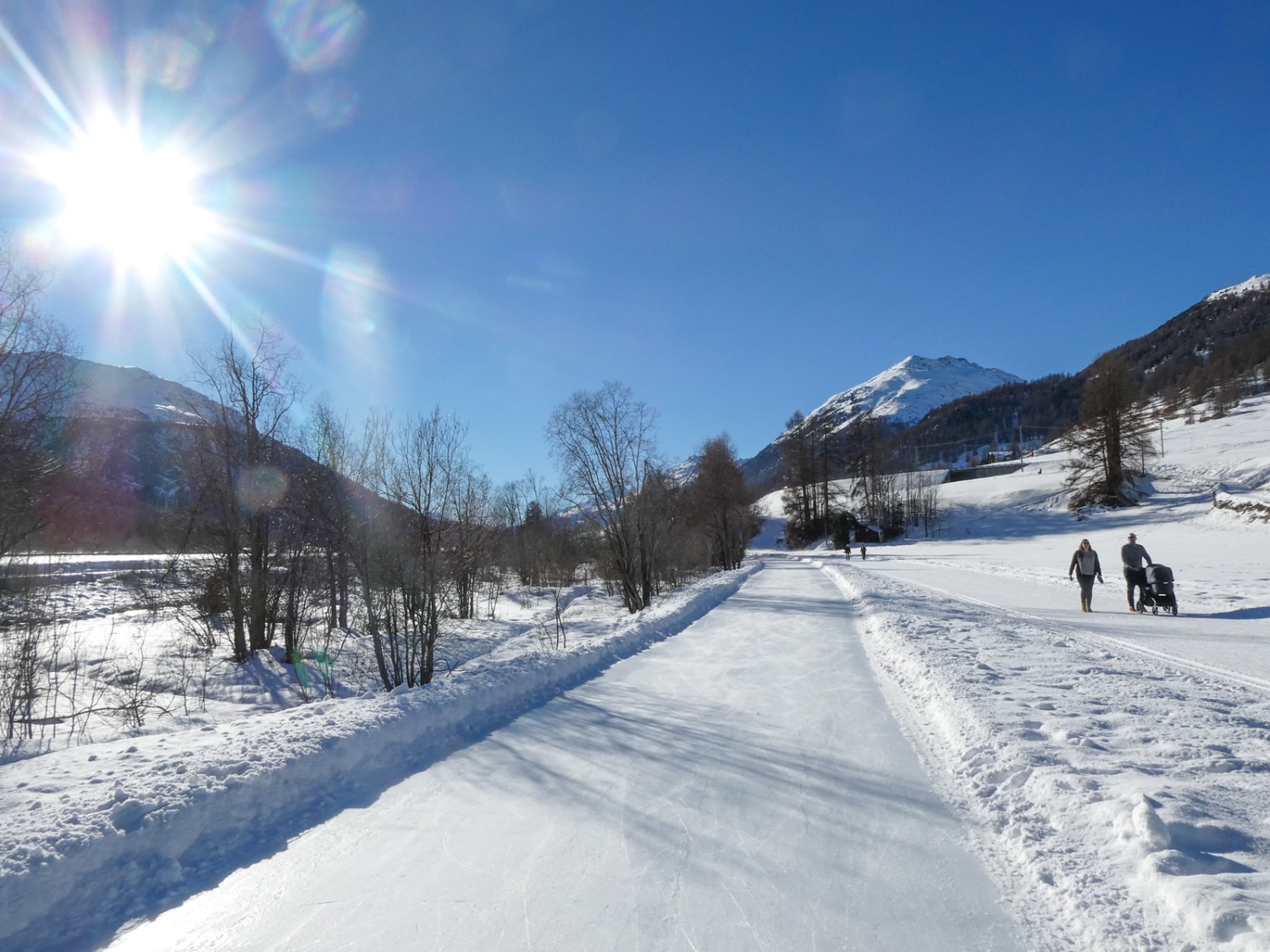 Sentier de glace pour les fans de glisse et chemin entretenu pour les adeptes de randonnée hivernale. Photo: Rémy Kappeler