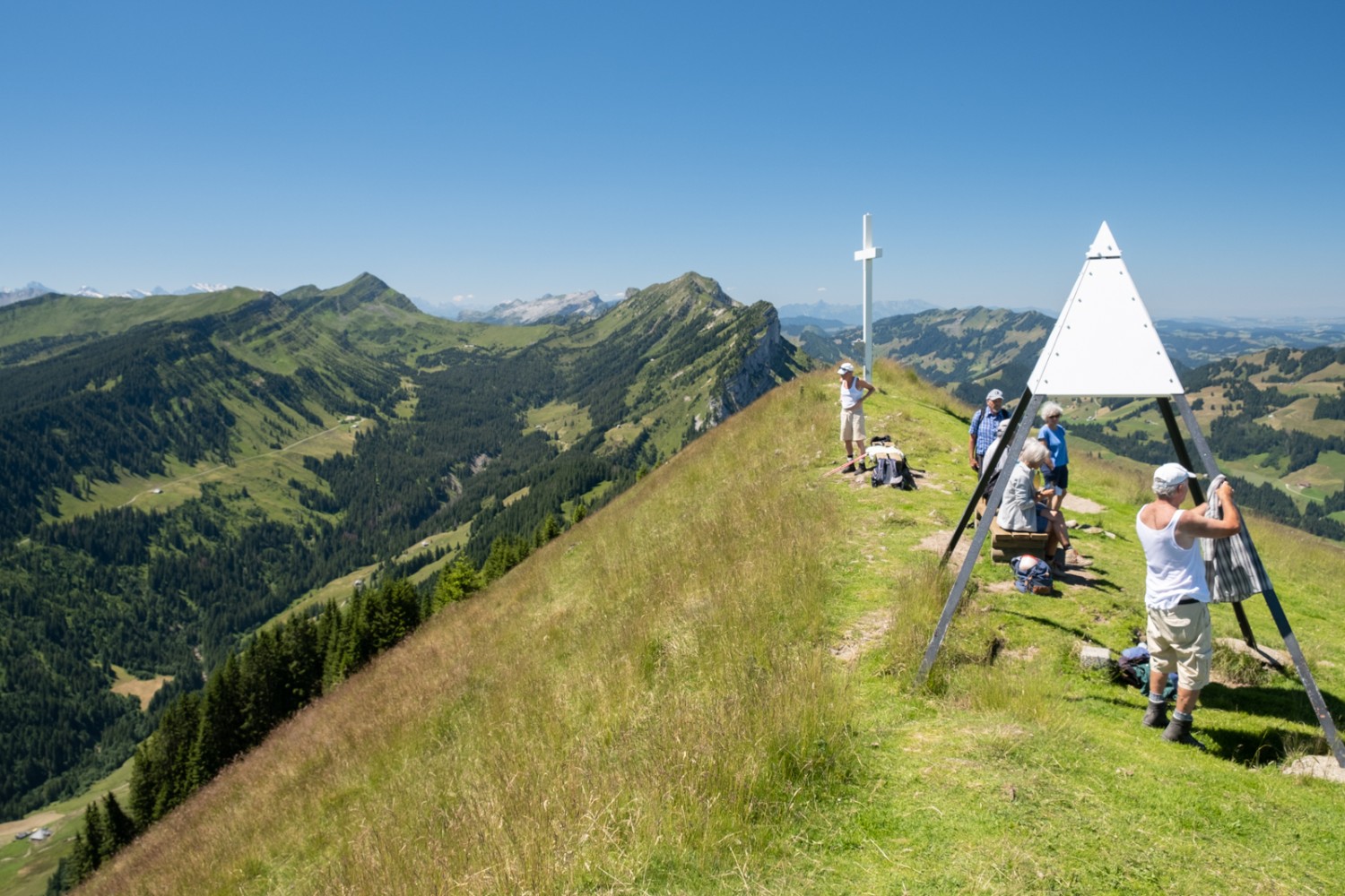 Auf dem Gipfel mit Sicht auf Fürstein und Schafmatt und weit hinten die kahle Schrattenflue. Bild: Markus Ruff