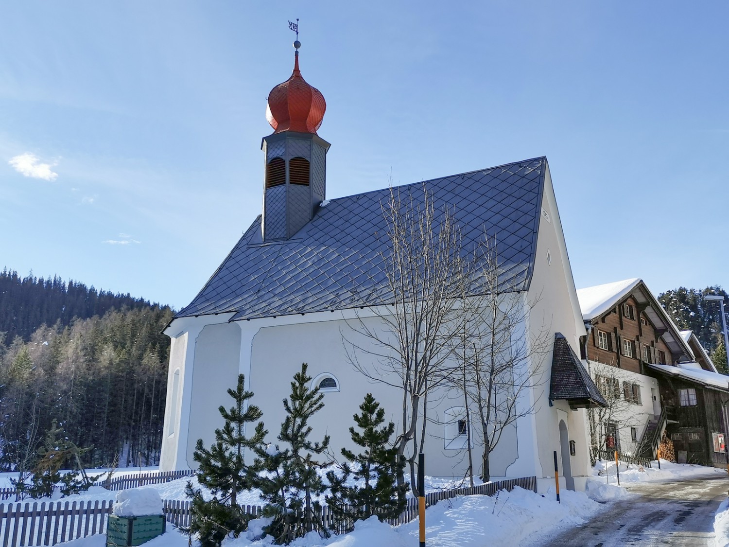 Petite église à Davos Laret, le lieu de départ. Photo: Andreas Staeger