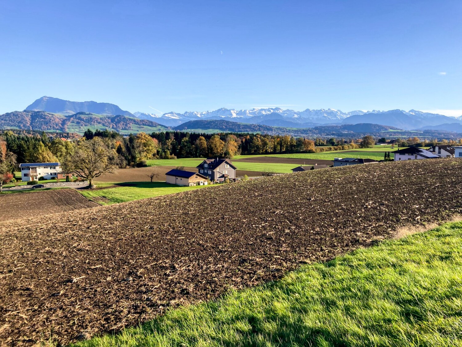 Le Rigi et les Alpes de Suisse centrale peu avant Ballwil