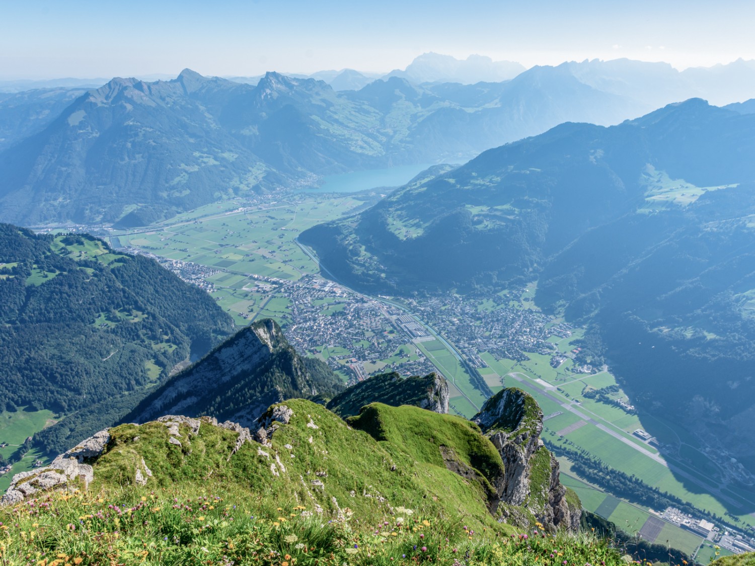 Magnifique vue depuis le Rautispitz. Au fond, on aperçoit Näfels et le lac de Walenstadt. Photo: Franz Ulrich