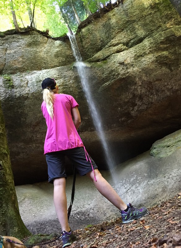 Déjà au début de la randonnée, la petite chute d’eau tente les randonneurs à faire une pause. Photo: Randy Schmieder