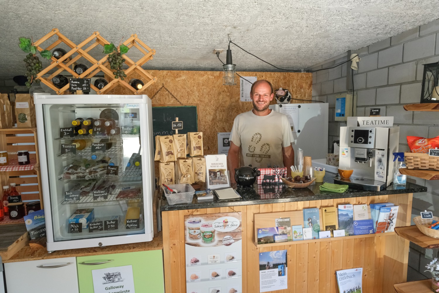 Daniel Lustenberger dans son petit magasin à la ferme Bärüti. L’endroit idéal pour faire des provisions. Photo: Markus Ruff