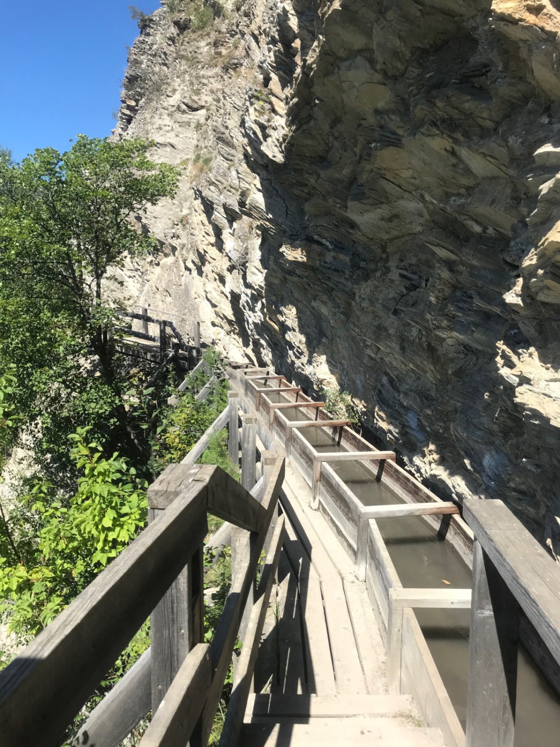 Beim Revers du Châtelard hängen Suone und Weg spektakulär in der senkrechten Felswand.