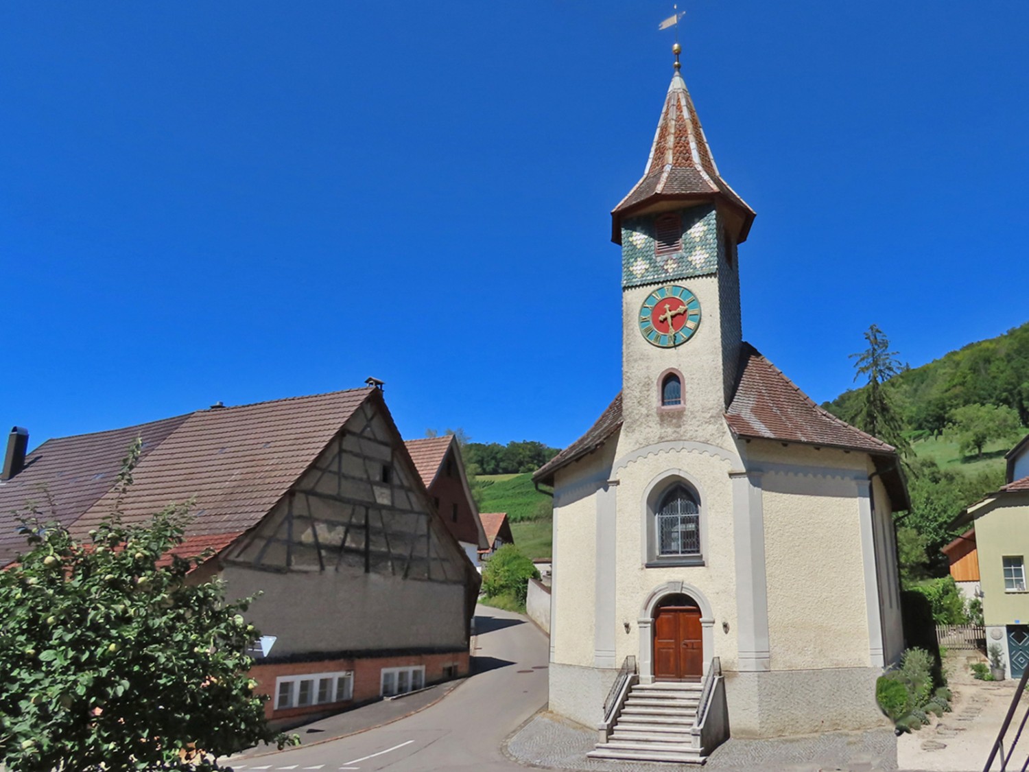 La petite église est elle aussi très charmante. Photo: Heinz Trachsler
