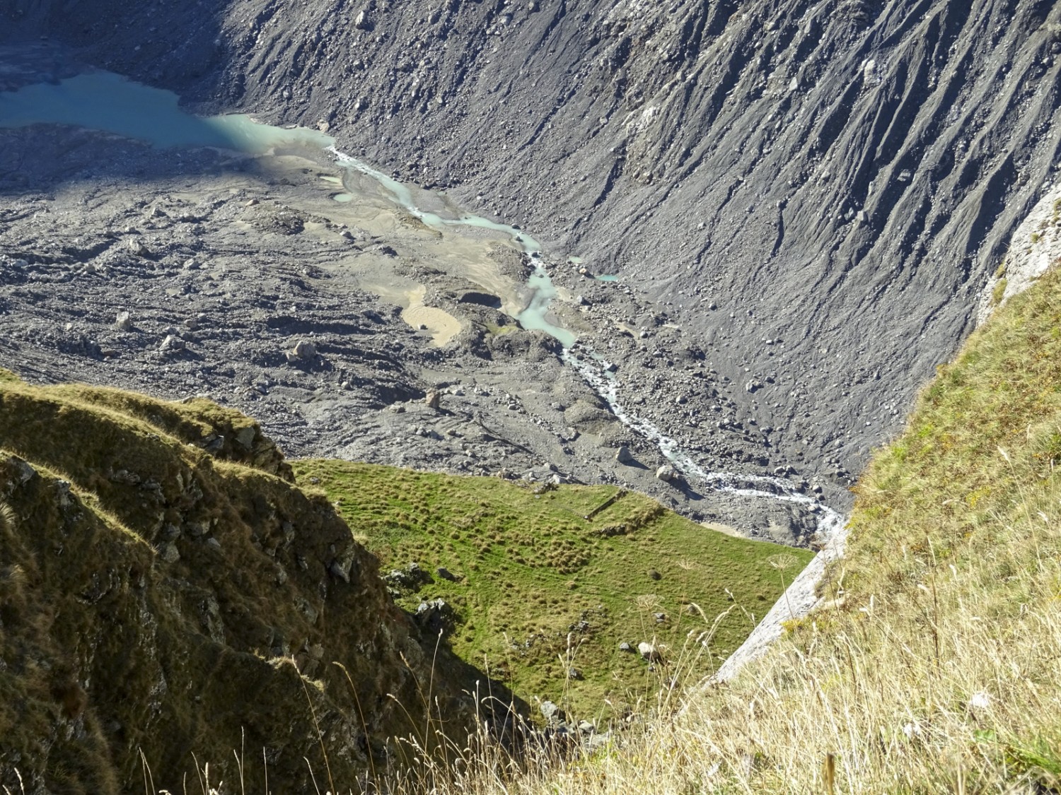 Les murs de fondement de la cabane de Stieregg restent visibles au niveau de l’arête de rupture de la moraine. La moraine au-dessus du glacier inférieur de Grindelwald ne cesse de glisser. Photo: Sabine Joss