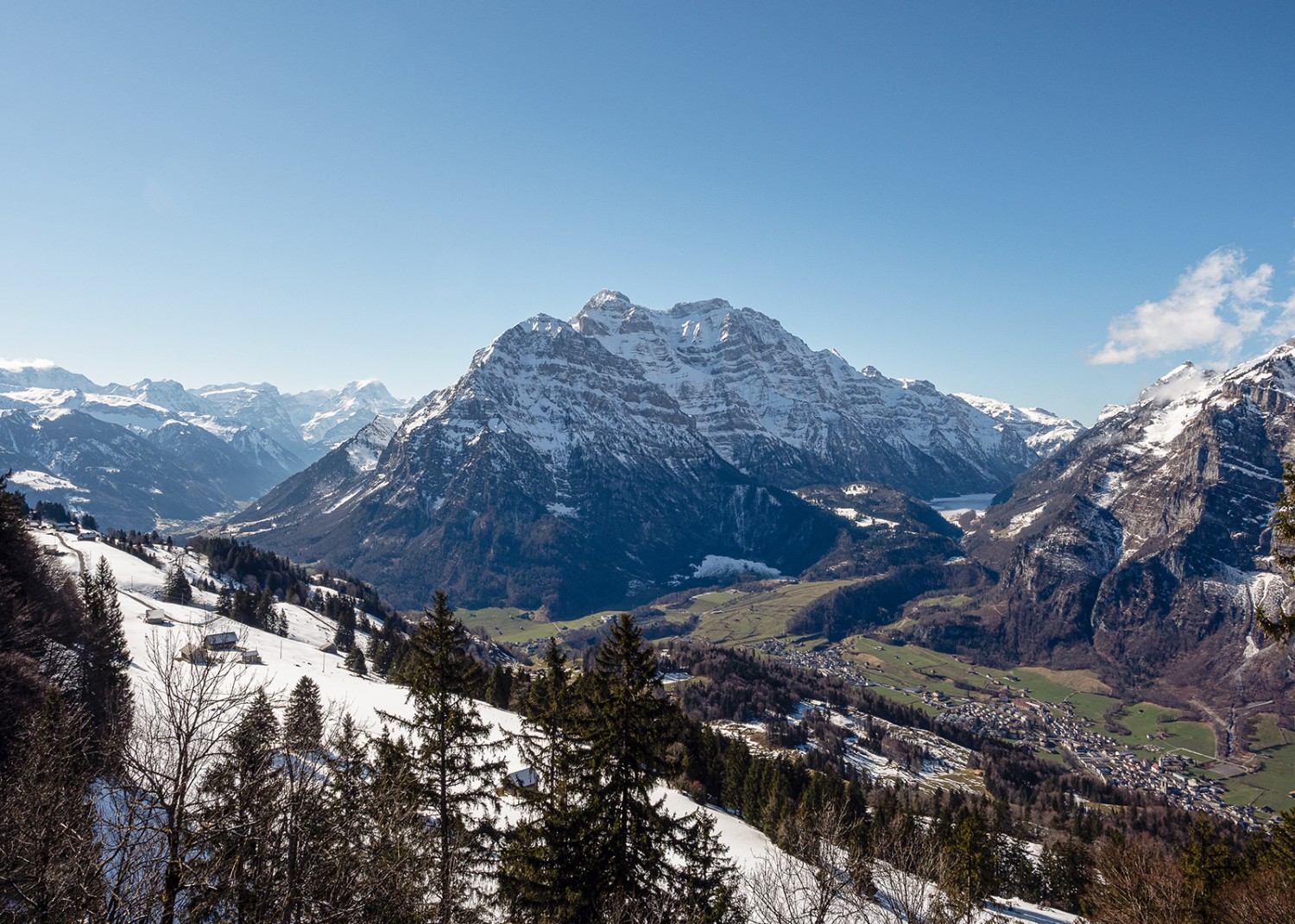 Vue sur le massif du Glärnisch depuis la terrasse de l’auberge de Fronalp. Photos: Barbara Graber