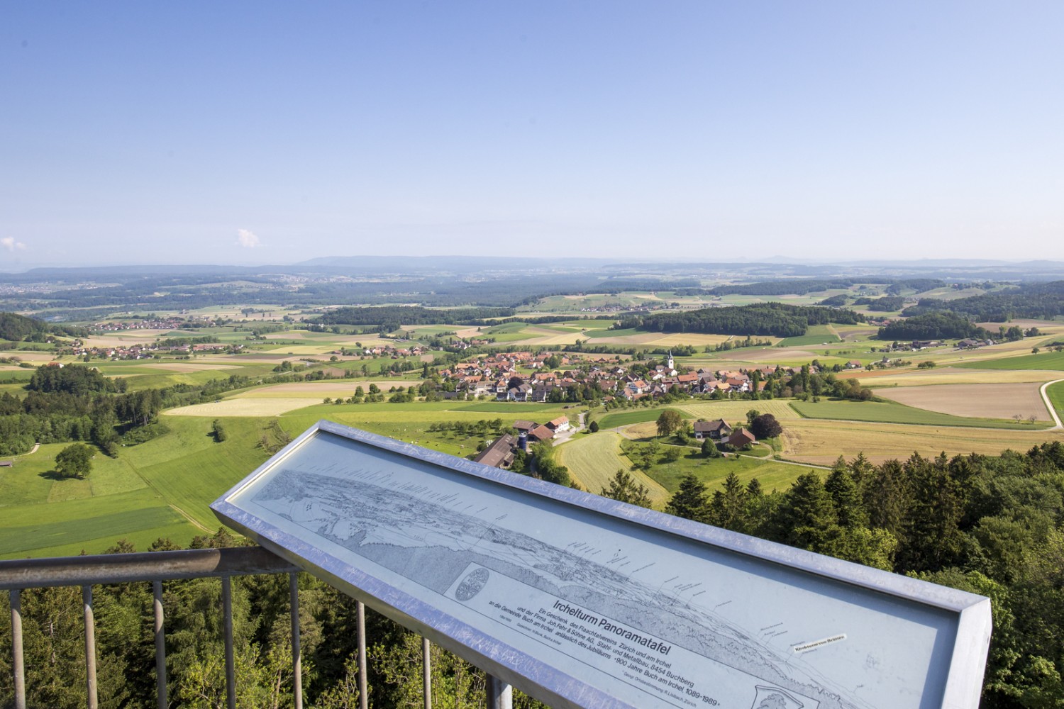Vue de la tour d’Irchel sur le Weinland, le Rhin et le paysage alluvial de la Thur jusqu’au Randen et à la Forêt-Noire. Le village avec la grande église est Buch am Irchel. Photo: Daniel Fleuti