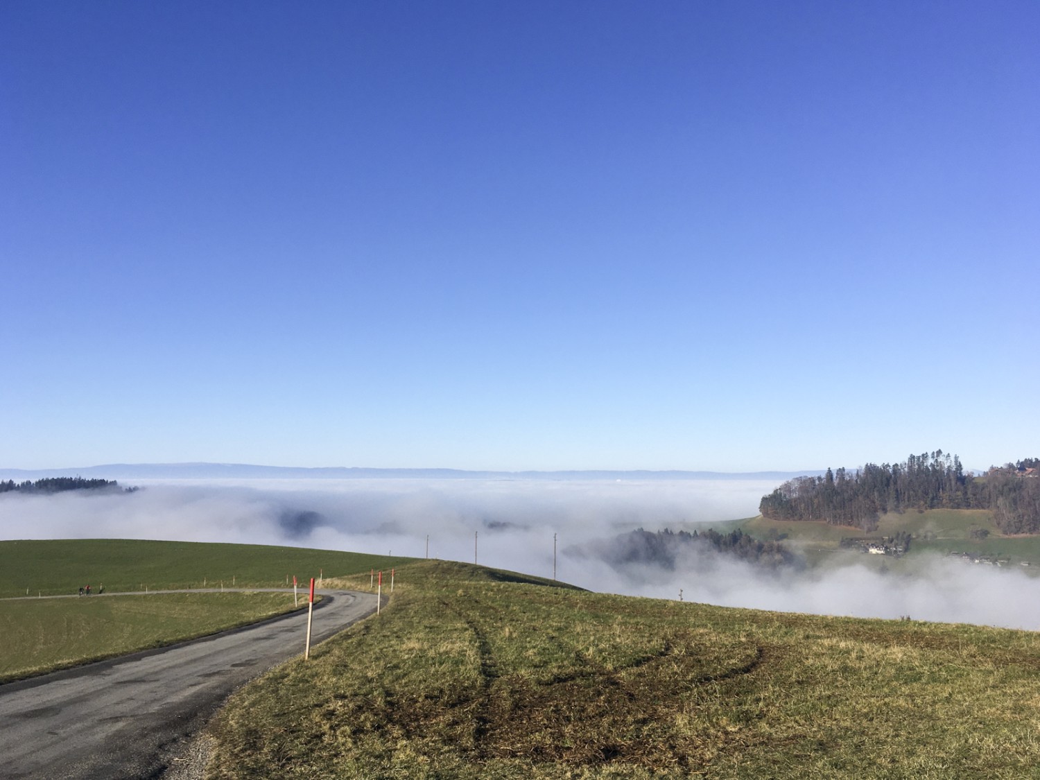 Nebel sammelt sich am Rande des Grabens. Darüber blauer Himmel. Bild: Jürg Steiner