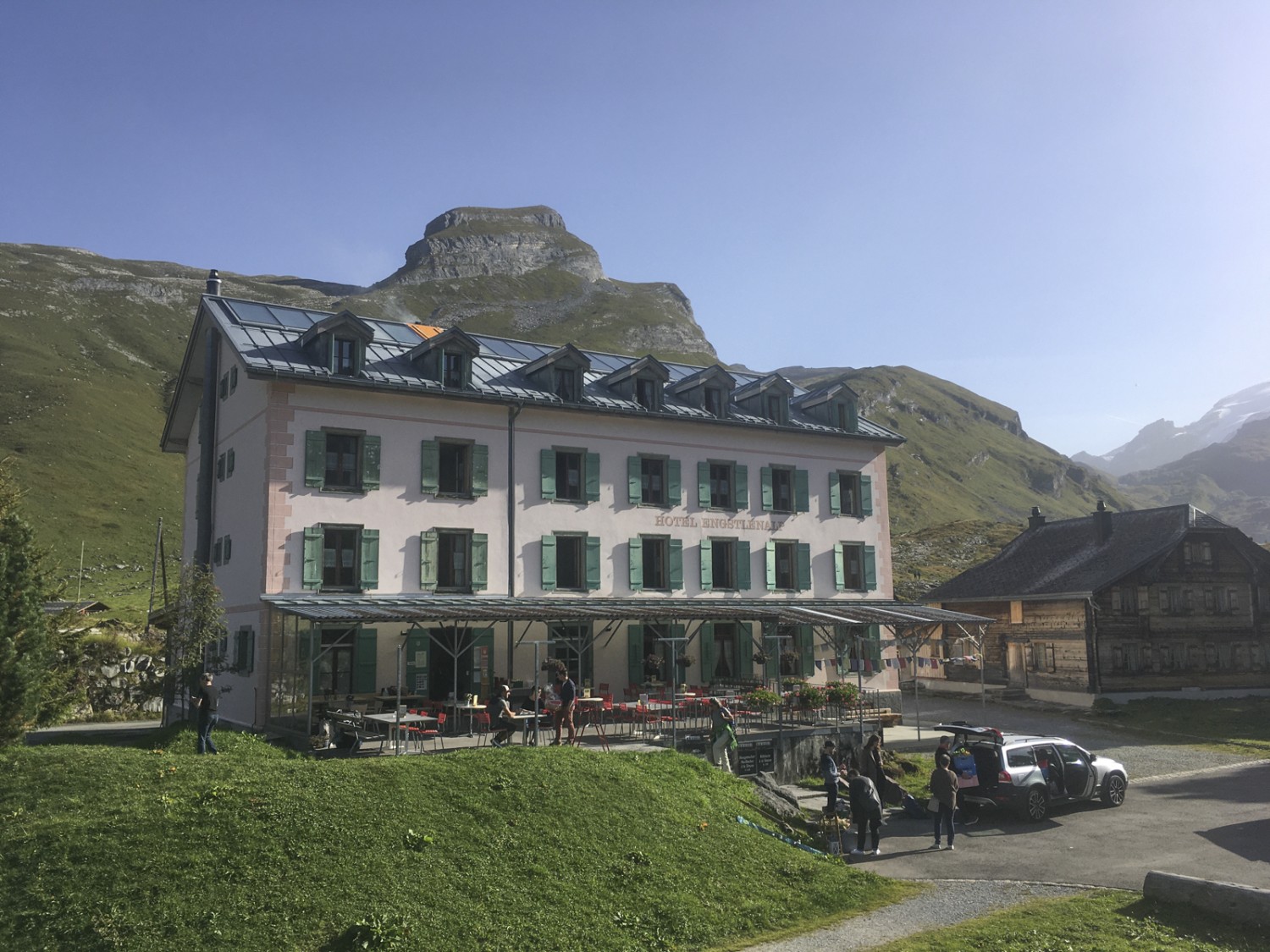 L’endroit idéal pour prendre des forces avant le départ: l’hôtel de montagne Engstlenalp et le Gwärtler au second plan. Photo: Jürg Steiner